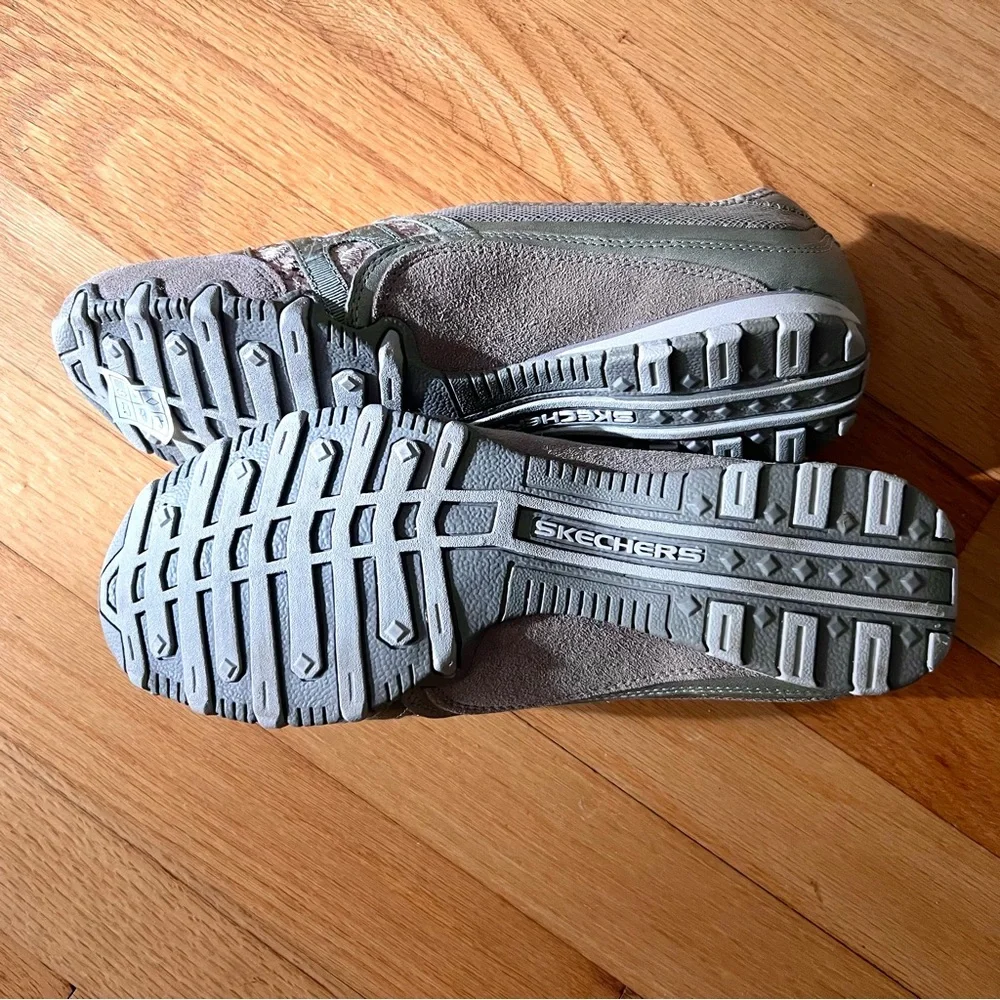Skechers slip on sz 9.5 Women's Gray Casual Shoes hardly used fun style